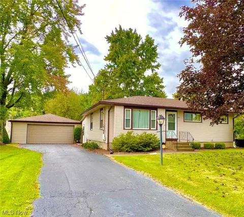 331 Beverly Hills Dr, Youngstown, OH 44505
