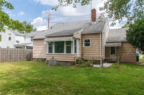 424 Babbitt Rd, Euclid, OH 44123 photo 2