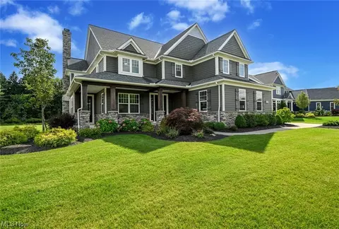 6525 Summer Wind Dr, Brecksville, OH 44141
