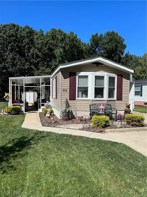 212 F St SW, Navarre, OH 44662