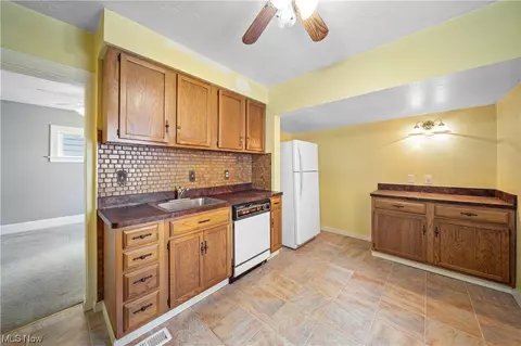 21701 Ivan Ave, Euclid, OH 44123 photo 4