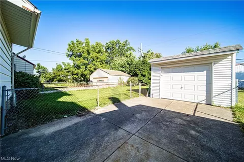 21701 Ivan Ave, Euclid, OH 44123 photo 30