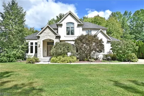220 Kings Ln, Canfield, OH 44406