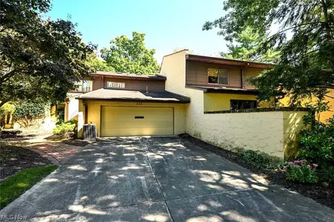 646 Hampton Ridge Dr, Akron, OH 44313