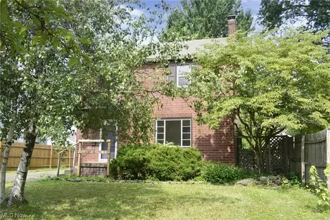 850 Oak Knoll Ave SE, Warren, OH 44484