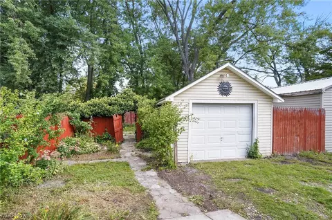719 W 58th St, Ashtabula, OH 44004 photo 6