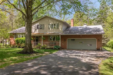 2360 River Rd, Willoughby Hills, OH 44094