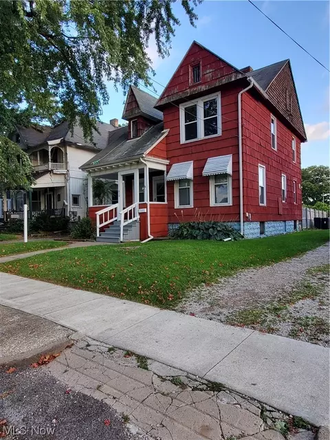 610 W 46th St, Ashtabula, OH 44004 photo 2