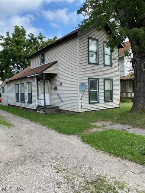 1309 W Prospect Rd, Ashtabula, OH 44004 photo 2