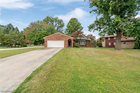 3024 Chaucer Dr NE, Canton, OH 44721