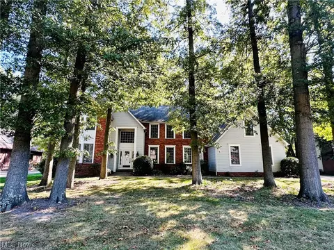 522 Avalon Dr SE, Howland, OH 44484