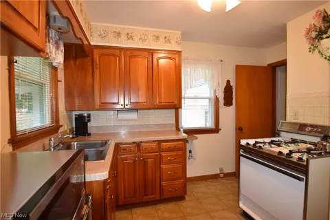 854 5th St, Struthers, OH 44471 photo 5