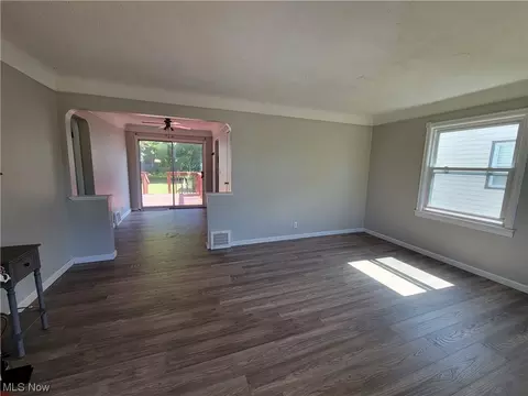 521 E 250th St, Euclid, OH 44132 photo 8