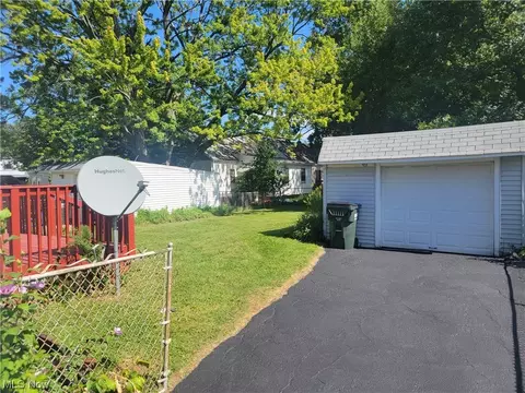 521 E 250th St, Euclid, OH 44132 photo 4