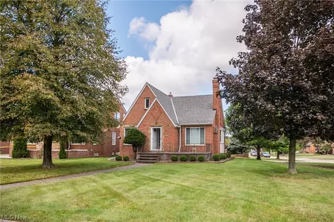 6710 Hollywood Dr, Parma, OH 44129