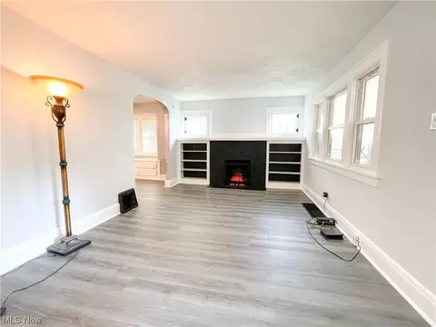 545 Noah Ave, Akron, OH 44320 photo 2