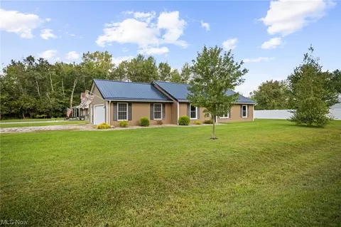 637 Oriole Dr, Roaming Shores, OH 44084