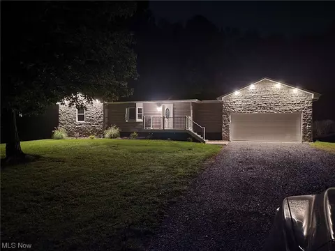 5813 Watson Rd, Hubbard, OH 44425