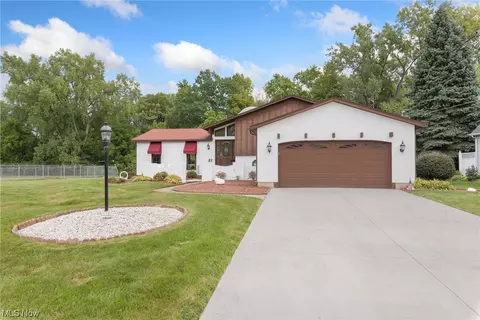 2631 Robinhood Dr, Lorain, OH 44053