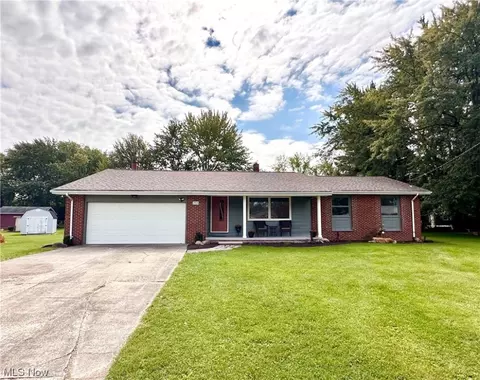 5924 Pat Ann Dr NW, Champion, OH 44483