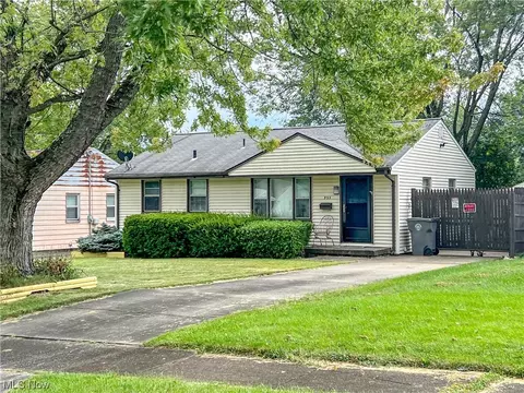 935 Compton Ln, Youngstown, OH 44502