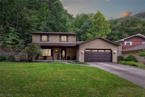 7678 Hidden Valley Ln, Parma, OH 44129