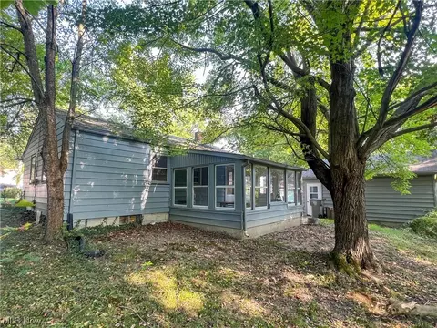 977 Compton Ln, Youngstown, OH 44502 photo 2