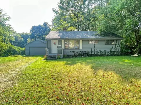 977 Compton Ln, Youngstown, OH 44502 photo 1