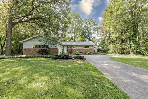 7761 Clarion Dr, Chagrin Falls, OH 44022
