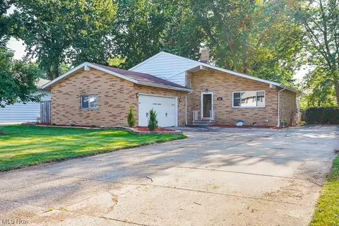 166 Lakehurst Dr, Eastlake, OH 44095