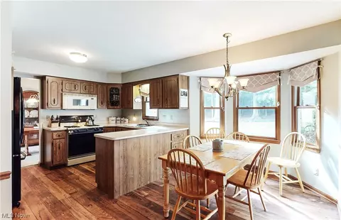 7625 Lime Ln, Parma, OH 44129 photo 2