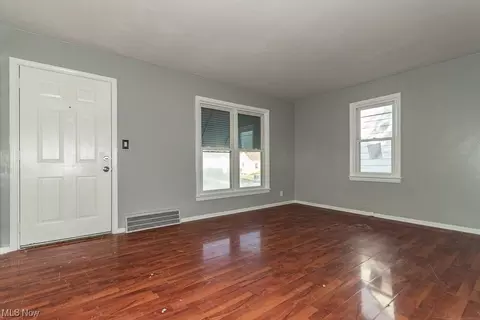 955 E 224th St, Euclid, OH 44123 photo 2
