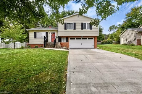 852 Zeletta Dr, New Franklin, OH 44319