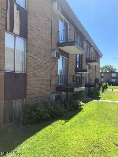 16111 Maple Park Dr #A5, Maple Heights, OH 44137