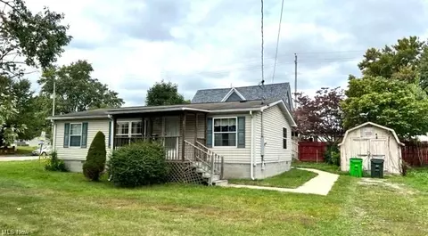 205 E 5th St, Uhrichsville, OH 44683