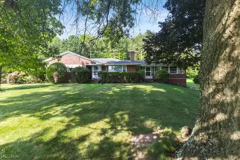 8230 Pinehill Dr, Poland, OH 44514