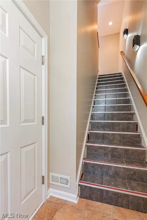 1496 Huntington Ln, Cleveland Heights, OH 44118