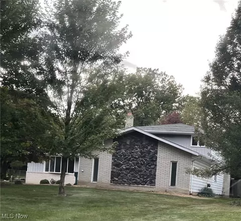 6194 St Francis Dr, Seven Hills, OH 44131