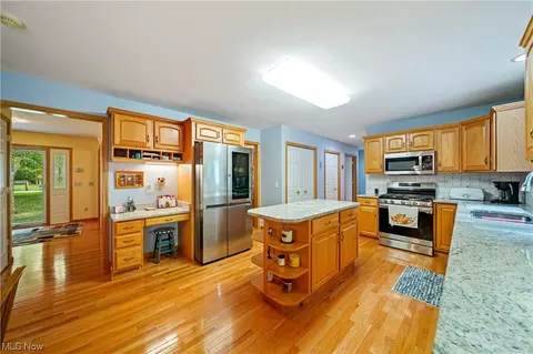 38720 Bell Rd, Willoughby, OH 44094 photo 3