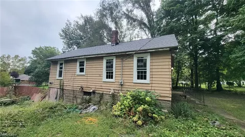 4783 Elyria Ave, Lorain, OH 44055 photo 2