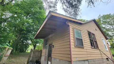 4783 Elyria Ave, Lorain, OH 44055 photo 9