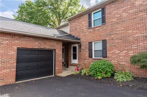 1226 W Maple St, North Canton, OH 44720
