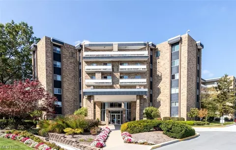 2112 Acacia Park Dr #322, Lyndhurst, OH 44124