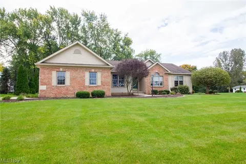 11 Jade Cir, Canfield, OH 44406