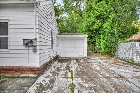 154 Spruce St, Elyria, OH 44035 photo 4