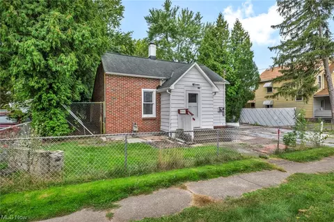 154 Spruce St, Elyria, OH 44035 photo 2