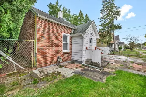 154 Spruce St, Elyria, OH 44035 photo 3