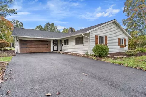 3376 Sandalwood Ct, Youngstown, OH 44511