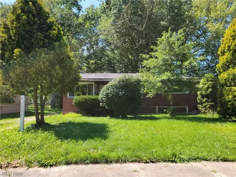 3237 Clearwater St NW, Warren, OH 44485