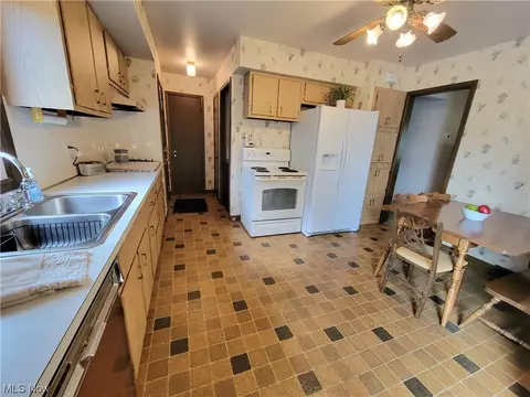 11805 Gross Dr, Parma, OH 44130 photo 8